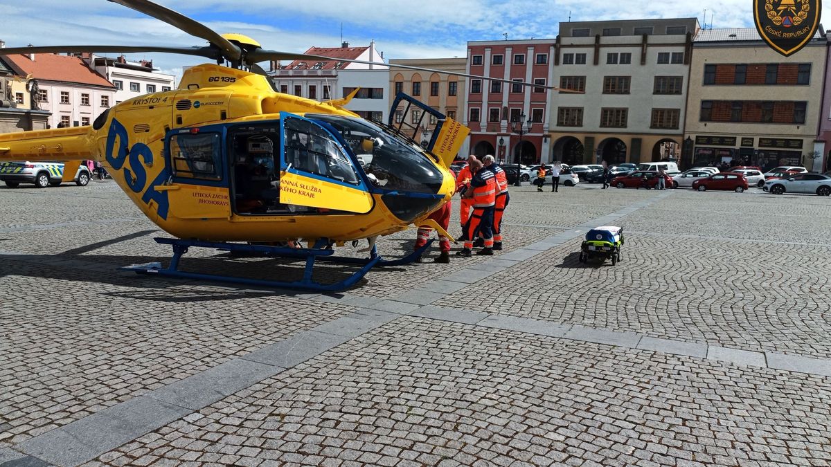 Malého chlapce srazilo na náměstí v Kroměříži auto. Přistával tam vrtulník